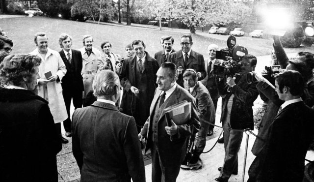 Egon Bahr (vorne, mit Unterlagen im Arm) empfängt Michael Kohl (links von ihm) am 24. Oktober 1972 in Bonn, knapp zwei Monate später unterzeichneten beide den Grundlagenvertrag.