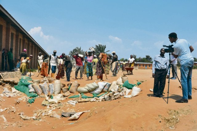 Gemeinschaftsarbeiten sind aus dem Alltag in Burundi nicht wegzudenken.