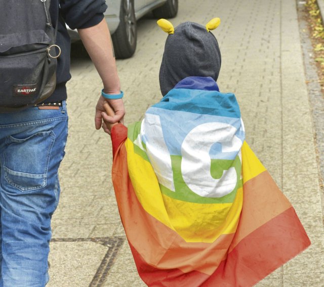 Hat das Kind selbst entschieden, in eine Pace-Fahne statt in eine Regenbogenfahne gewickelt zur Pride in Freiburg zu gehen?