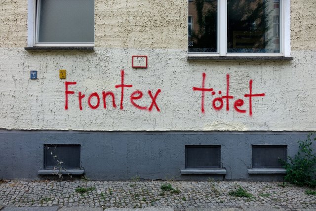 Schriftzug an einer Hausfassade in Berlin-Kreuzberg.