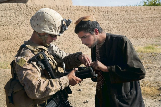 Ein US-Soldat verwendet ein biometrisches Identifikationsgerät in Afghanistan.
