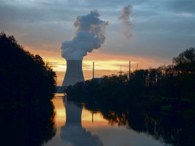 Das Atomkraftwerk Isar-2 bei Landshut wird nun doch nicht zum Jahresende stillgelegt.