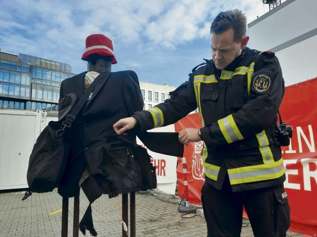 Lieber vermeiden: Ein Feuerwehrmann zeigt, was passiert, wenn ein Böller in einer Jackentasche explodiert.