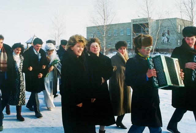 Hochzeitsgesellschaft in Podsosnowo, Januar 1989. Das Bild stammt vom Fotografen Detlev Steinberg, der das Leben in der Sowjetunion dokumentierte.