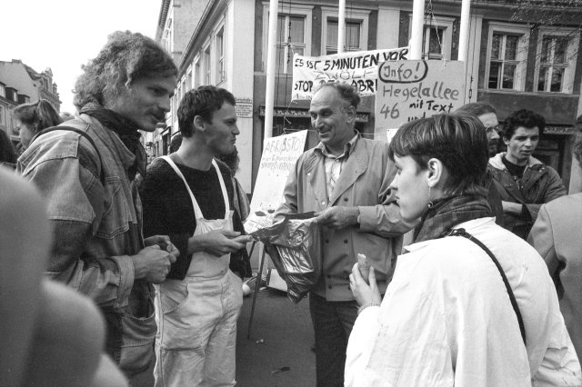 Mit Plakaten für den Altbau: Studierende protestieren 1989 gegen die Abrisspolitik in der Potsdamer Dortustraße.