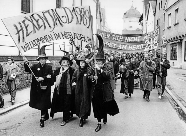 Eine Demonstration gegen den Abtreibungsparagrafen 218, Memmingen 1989. Zum vorderen Transparent ist anzumerken: Im Mittelalter waren gerade Schwangerschaftsabbrüche zumeist nicht verboten.