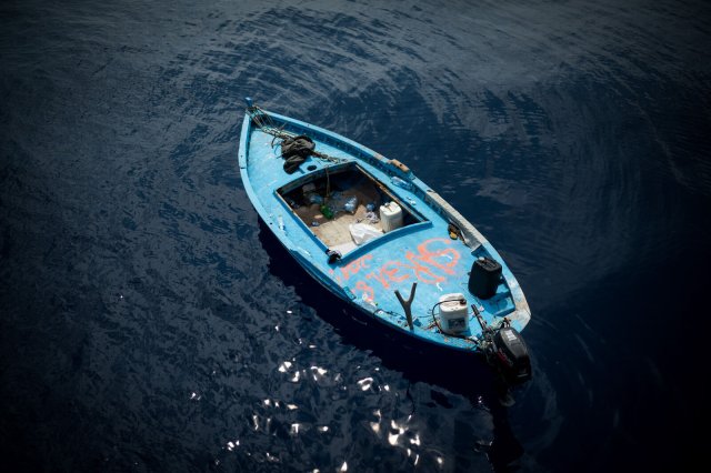 Nach einer Seenotrettung im Mittelmeer werden die zurückgelassenen Boote von Rettungsorganisationen markiert.