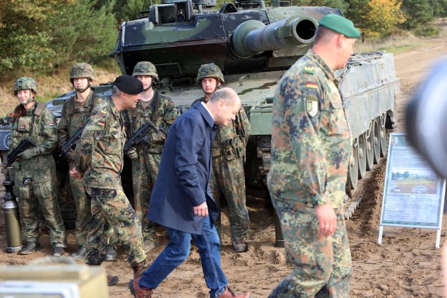 Bundeskanzler Olaf Scholz auf einem Truppenübungsplatz mit einem Kampfpanzer »Leopard« der Bundeswehr. Derartiges Kampfgerät könnte bald an die Ukraine geliefert werden.
