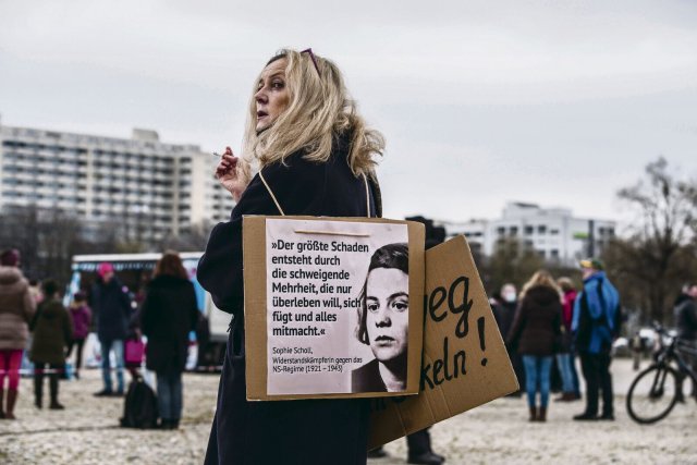 Verharmlosung des Hitlerregimes, bewusst oder unbewusst: Personen, die gegen die deutsche Corona-Politik protestierten, imaginierten sich häufig als verfolgte Widerständler in der Tradition der von den Nazis ermordeten Sophie Scholl