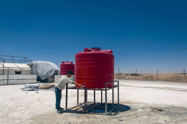 Im Vertriebenenlager Ain Issa in Nordsyrien nimmt ein Junge Wasser aus einem mit Chlor gefilterten Brunnen.