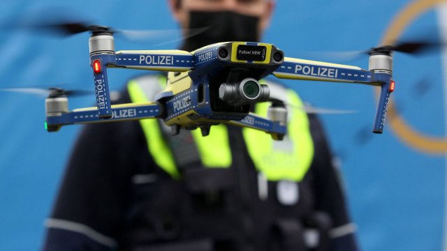 Eine Drohne bei einer gemeinsamen Kontrolle von Polizei, Autobahnpolizei, Zoll, Ordnungsamt und weiterer Behörden an der Autobahnraststätte Siegerland Ost.