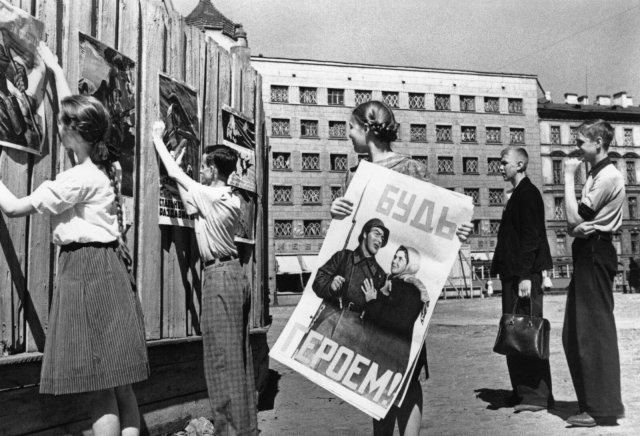 Als die Blockade 1941 begann, wurden in Leningrad solche Plakate aufgehängt: »Helden siegreich«. Und starben über eine Million Menschen.