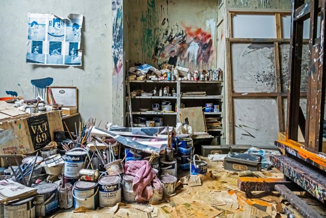 Als Folge der durch die Corona-Pandemie herbeigeführten Umsatzeinbrüche können sich viele Künstler ihre Ateliers kaum mehr leisten. Hier eine Nachbildung von Francis Bacons Atelier in der Dublin City Gallery