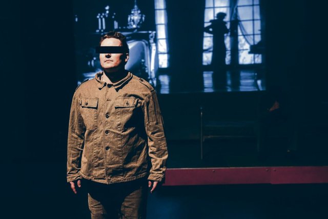 Spotlight on: Ein Darsteller in »Die Gerechten« nach Albert Camus, 2022 von aufBruch auf die Bühne gebracht