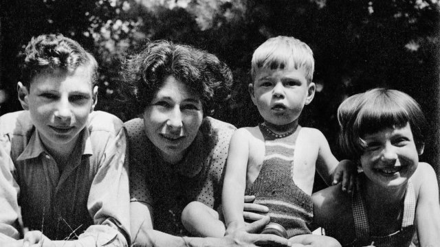 Ursula Beurton mit ihren Kindern Michael, Peter und Janina in den 1940er Jahren in Großbritannien Foto: privat