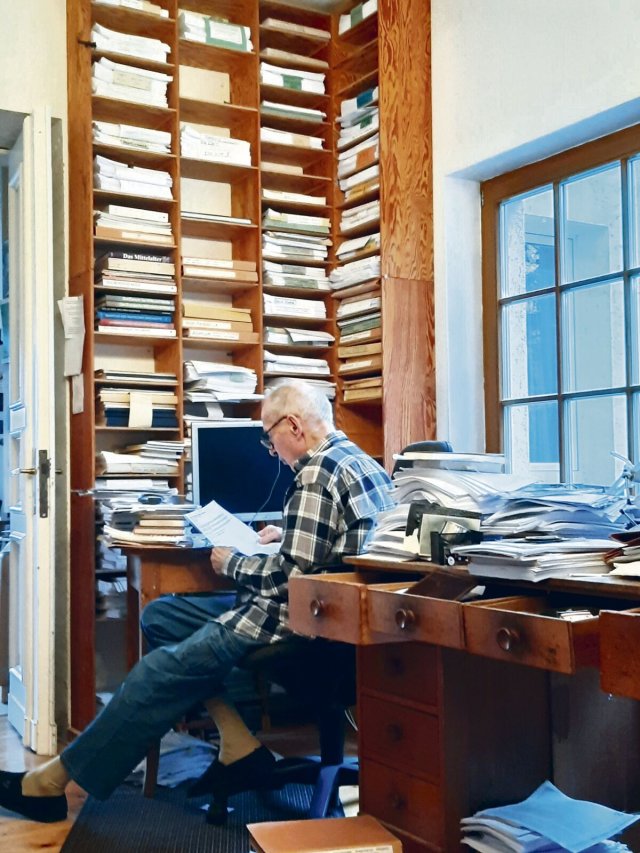 Peter Beurton in seinem Arbeitszimmer Foto: Christa Beurton