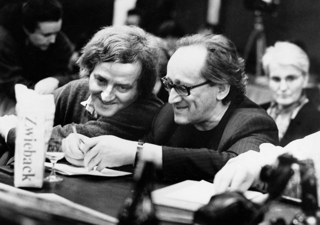 Kreative Zusammenarbeit: Die beiden Dramaturgen Alexander Weigel und Heiner Müller während einer Probe zu »Der Lohndrücker«, 1988