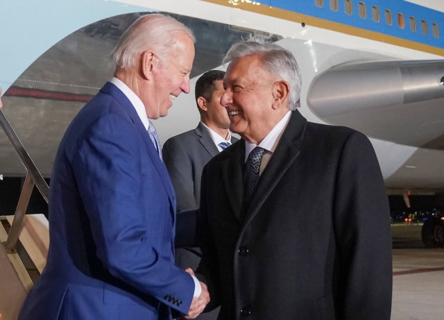 Joe Biden und Andrés Manuel López Obrador am 8. Januar 2023 auf dem Flughafen Felipe Angeles in Zumpango de Ocampo, Mexiko