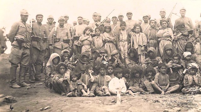 Angeblich eine Aufstandsbekämpfung: Türkisches Militär versammelt 1938 Dorfbewohner in der Dersim-Region, um sie zu deportieren
