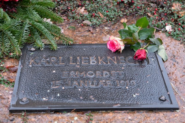 Erinnerungstafel in der Gedenkstätte der Sozialisten in Berlin-Friedrichsfelde – was fehlt, ist ein Denkmal für Karl Liebknecht im Herzen der deutschen Hauptstadt.