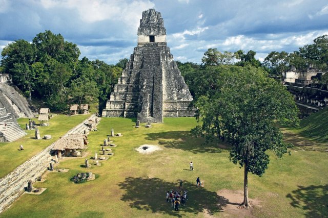 Die Reste des Maya-Tempels von Tikal gehören zu Schätzen des Landes.