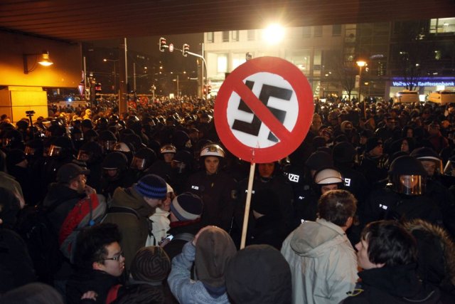 In Dresden gab es, wie hier 2013, immer wieder massive Proteste gegen die Vereinnahmung des Gedenkens am 13. Februar durch Nazis