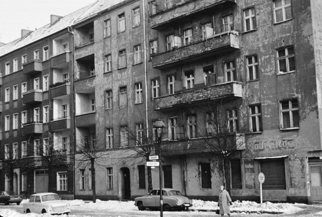 Bröckelnder Putz in Grau: »Trottel« ist auch eine Liebeserklärung an Ost-Berlin.