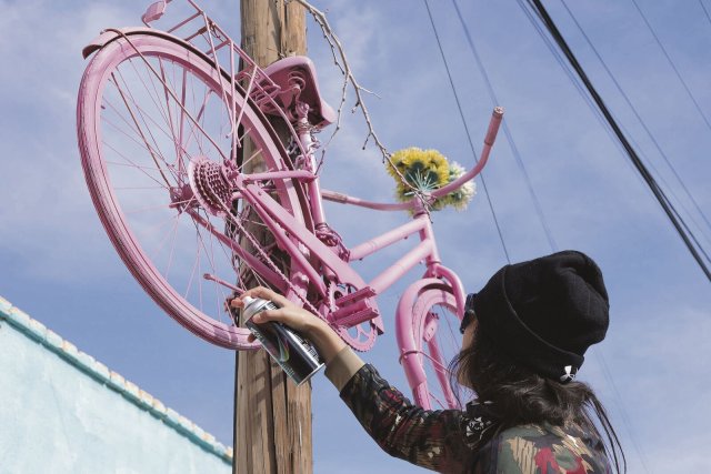 Am Gedenkort für Isabel Cabanillas haben Genossinnen ein Fahrrad angebracht.