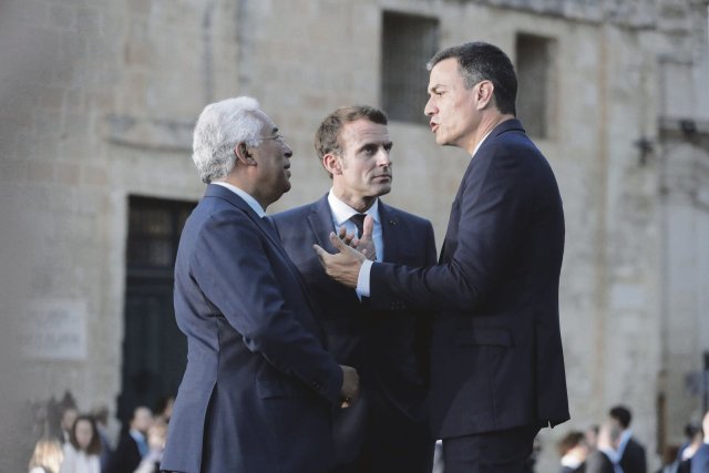 Gemeinsam für die Unterwasserpipeline: Spaniens Ministerpräsident Pedro Sánchez, Frankreichs Präsident Emmanuel Macron und der portugiesische Premierminister António Costa (v.r.n.l.)