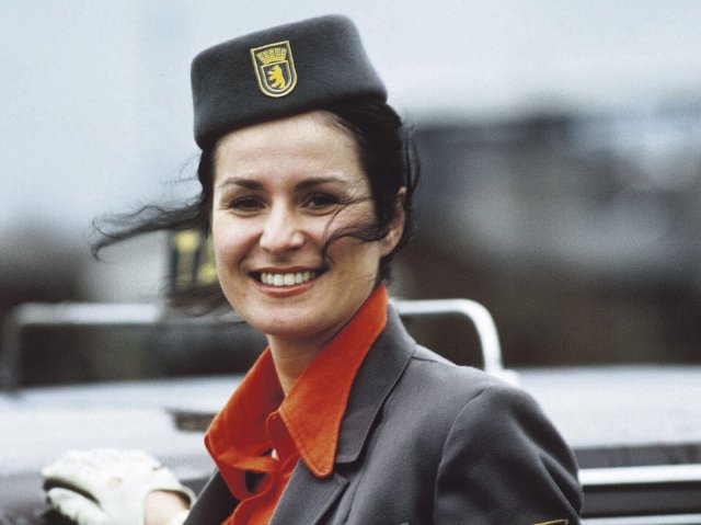 Früher selbstbestimmt im Beruf, heute wohl mit Armutsrente: Taxifahrerin in der DDR