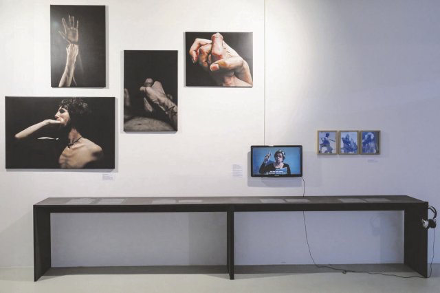 Die Ausstellung versammelt Arbeiten in verschiedenen Medien.