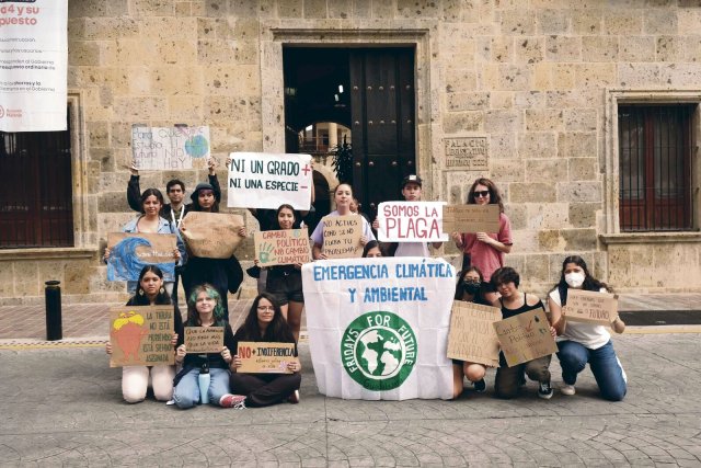 In Guadalajara protestieren junge Aktivistinnen und Aktivisten für bessere Klimapolitik. Jeraldine García Martínez will ihr Gesicht so wenig wie möglich dokumentiert sehen.