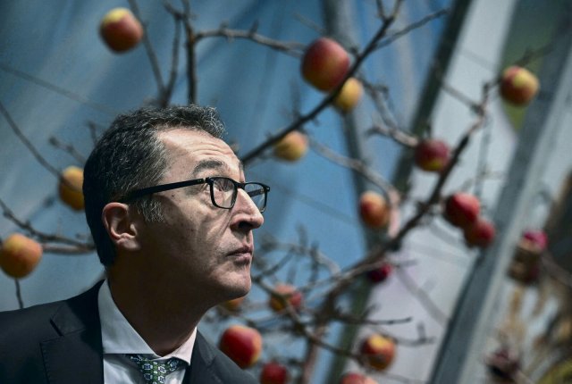 Ob Landwirtschaftsminister Özdemir auf der Grünen Woche auch einen gesunden Apfel zu essen bekommt?