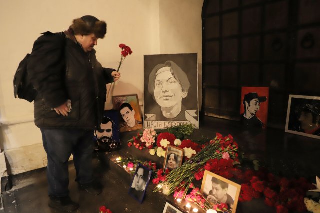 Trotz Krieg und Repressionen versammelten sich Antifaschisten in Moskau, um an der Stelle, an der Stanislaw Markelow und Anastasia Baburowa 2009 ermordet wurden, Blumen niederzulegen.