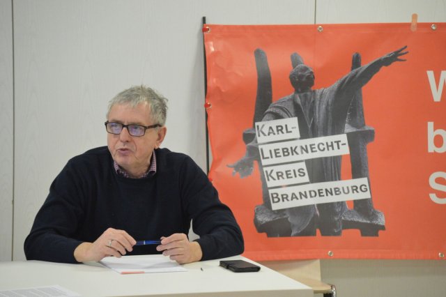 Schon 64 Interessierte im E-Mail-Verteiler: Wildaus Linksfraktionschef Heinz Hillebrand beim Treffen des brandenburgischen Karl-Liebknecht-Kreises in Bernau