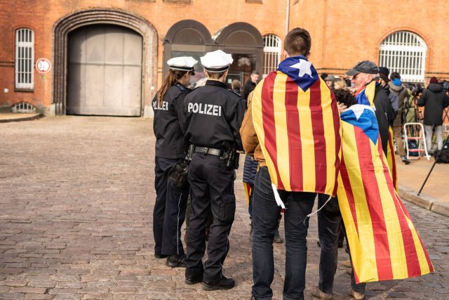 Anhänger und Polizei warten 2018 auf die Freilassung des ehemaligen katalonischen Regionalpräsidenten aus der JVA Neumünster.