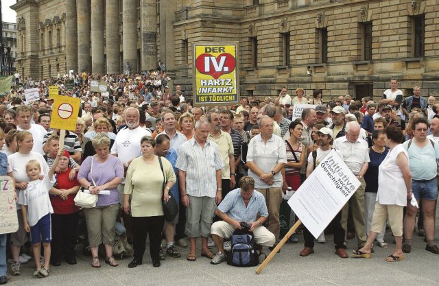 So sieht heute leider kaum eine linke Veranstaltung aus: Demonstration gegen die rot-grüne Arbeitsmarktreform, August 2004 in Leipzig.