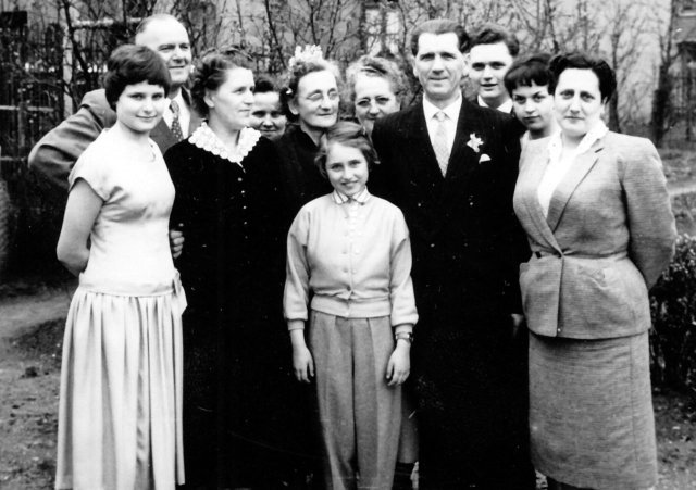 Bei der Silberhochzeit der Eltern, 1958 - das Mädchen Ellen in der Mitte