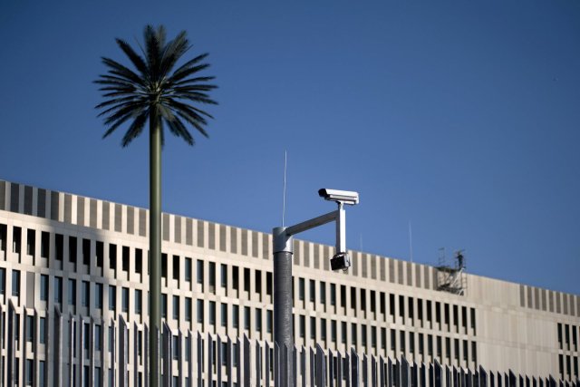 Die BND-Zentrale in Berlin mit künstlichen Funkmasten, die als Palmen getarnt sind.
