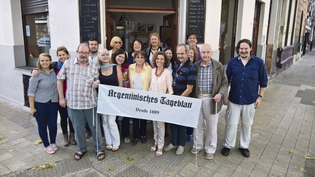 Die Belegschaft des »Tageblatts« im Jahr 2017, das Banner halten die Chefs: Stefan Kuhn (l.) und Juan Alemann.