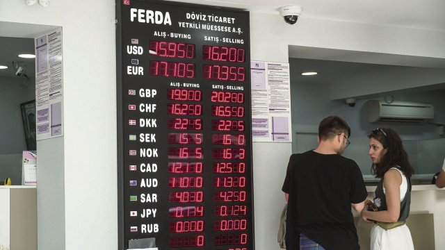 Wechselstube in Izmir: Die Abwertung der türkischen Lira macht ausländische Devisen und Importe immer teurer.