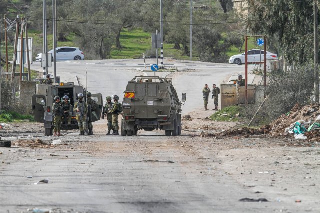 Nach den Anschlägen in Jerusalem sperren israelische Soldaten den Ort Beita ab, um Proteste der Palästinenser zu verhindern.