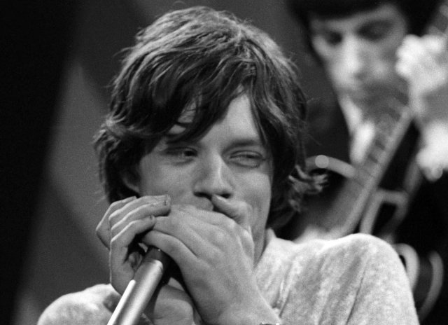 Mick Jagger bei der Mundharmonika-Arbeit, 1966 live in London