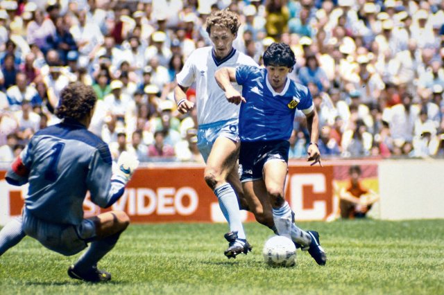 Maradona (r.) ist 1986 im WM-Viertelfinale gegen England auf dem Weg zum besten Tor der Fußballgeschichte.
