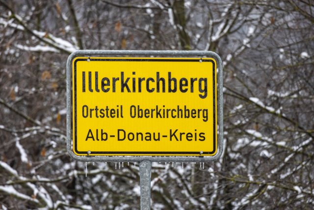 Ortsschild von Illerkirchberg, wo ein tödlicher Messerangriff im Dezember für Schlagzeilen gesorgt hatte.