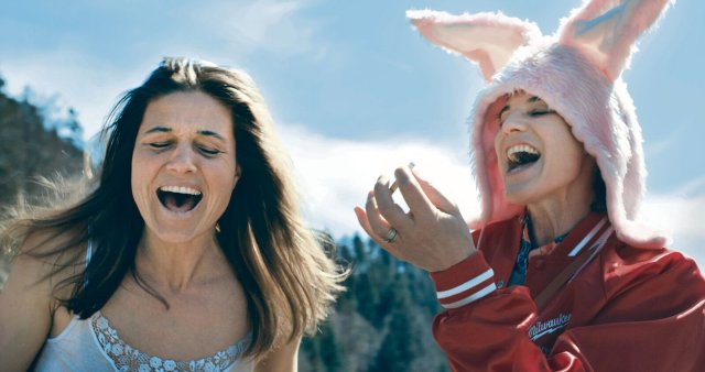 Es gibt doch noch was zu lachen: Kathi (Katarina Schröter, links) und Maria (Bibiana Beglau)