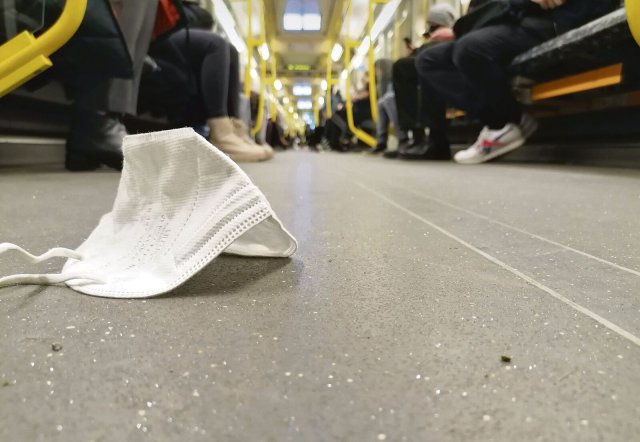 Dürfte bald immer weniger zu sehen sein: Atemschutzmaske in der U-Bahn