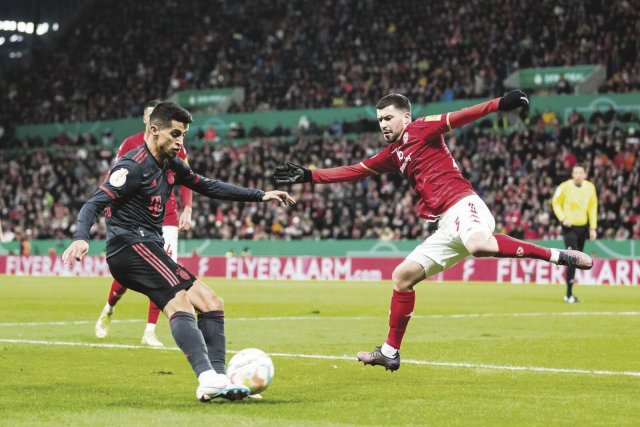 Eingeschlagen: Bayerns Neuzugang João Cancelo (l.) überzeugte gegen die Mainzer um Aaron Martin.