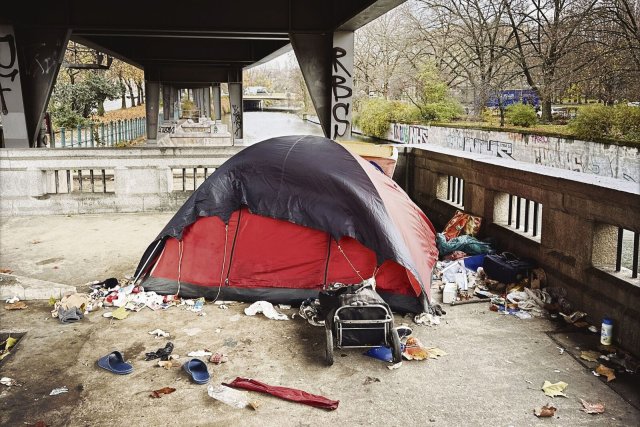 Im Zelt sind obdachlose Menschen zumindest ein wenig vor dem Wetter geschützt, Angriffe erleben sie trotzdem.