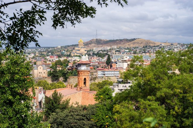 Blick auf Tiflis mit der Sameba-Kathedrale.